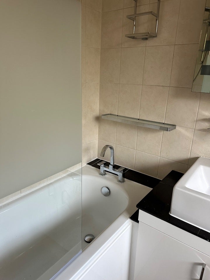 Flat Windlesham Grove in Greater London