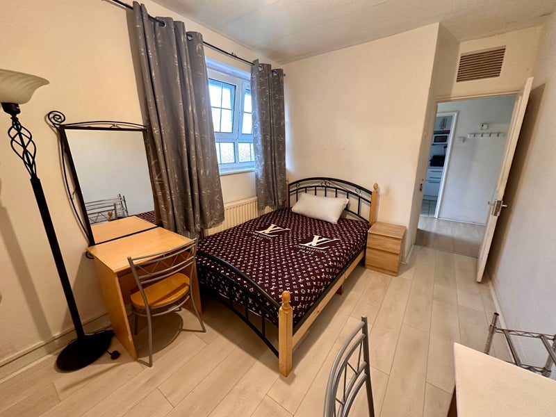 Room County Street in Greater London