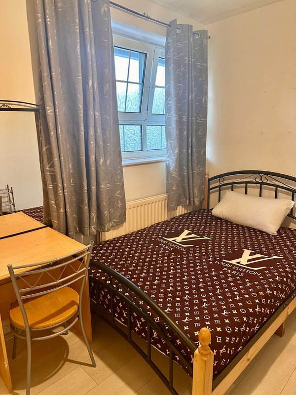 Room County Street in Greater London