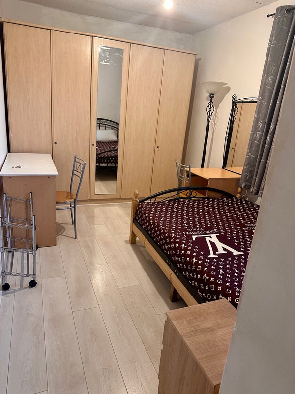 Room County Street in Greater London
