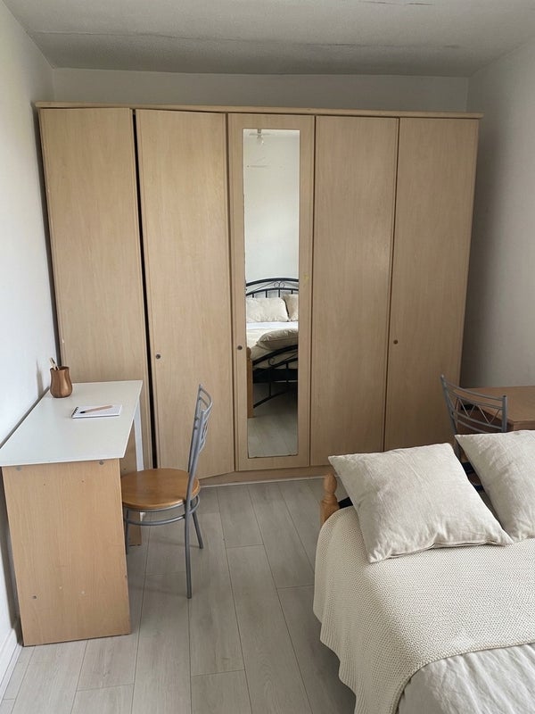 Room County Street in Greater London