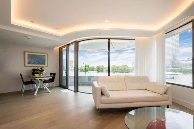 Flat Albert Embankment in Greater London