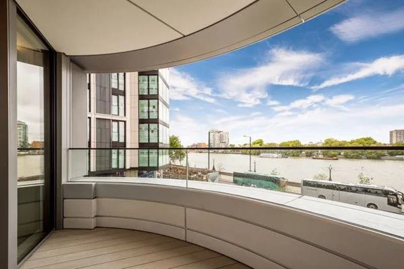 Flat Albert Embankment in Greater London