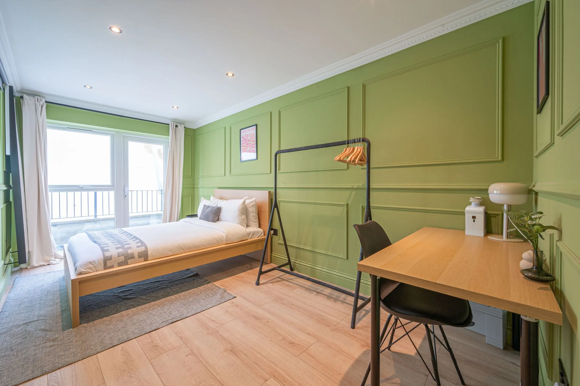 Flat Ravenswood Road in Greater London