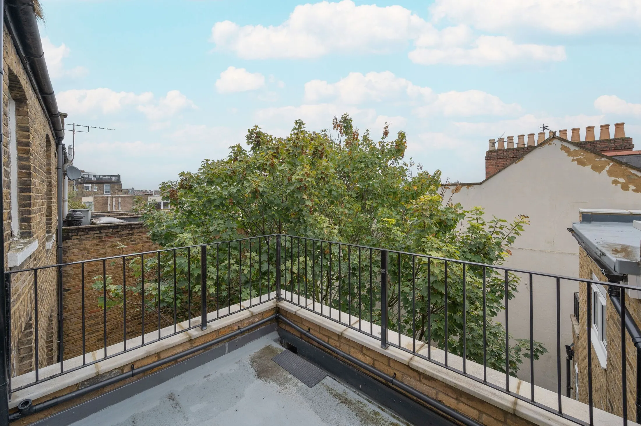 Flat Ravenswood Road in Greater London