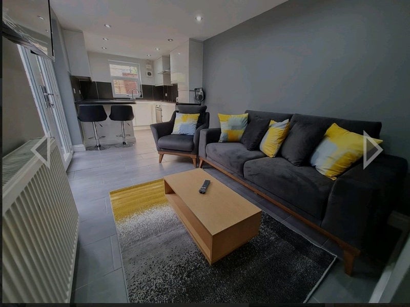 Room Askew Crescent in Greater London