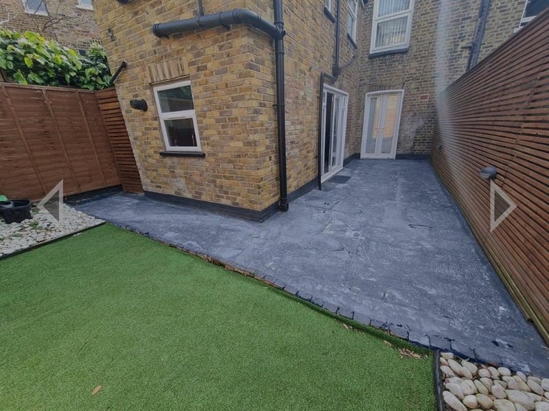 Room Askew Crescent in Greater London