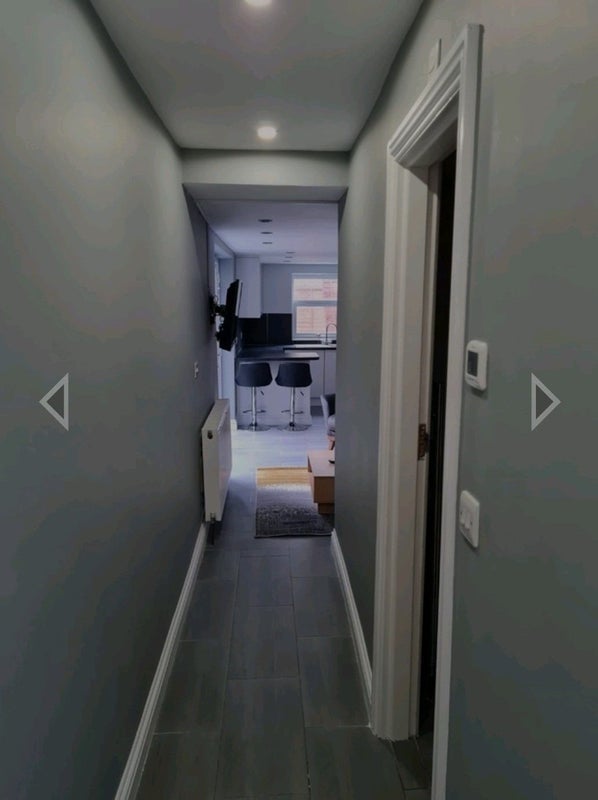 Room Askew Crescent in Greater London