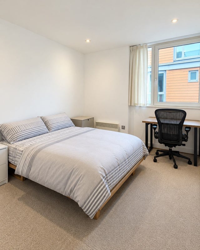 Room Wapping High Street in Greater London