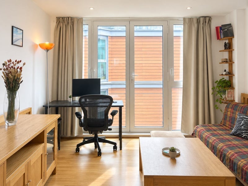 Room Wapping High Street in Greater London