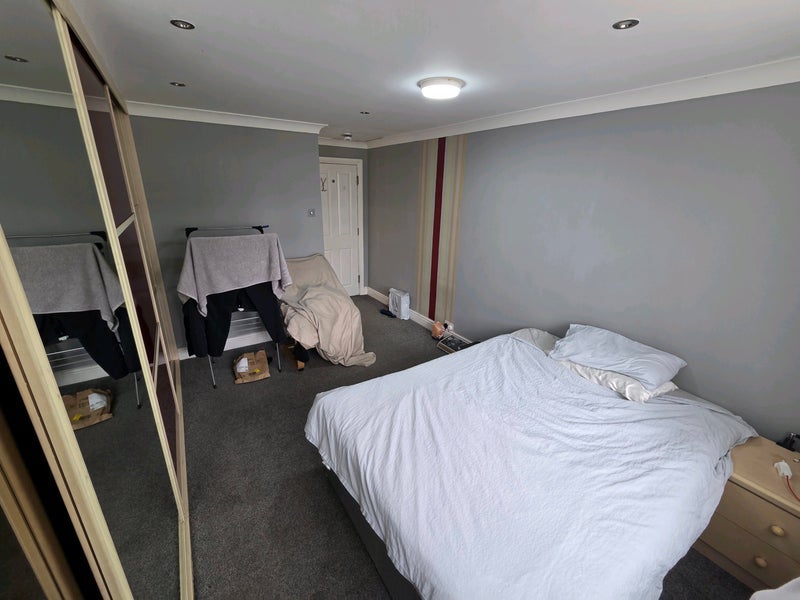 Room Ember Road in Slough