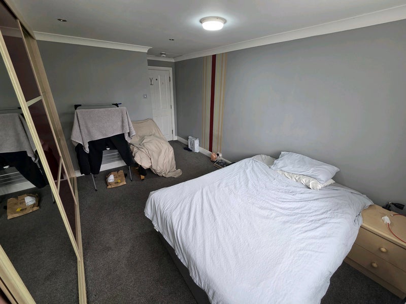 Room Ember Road in Slough