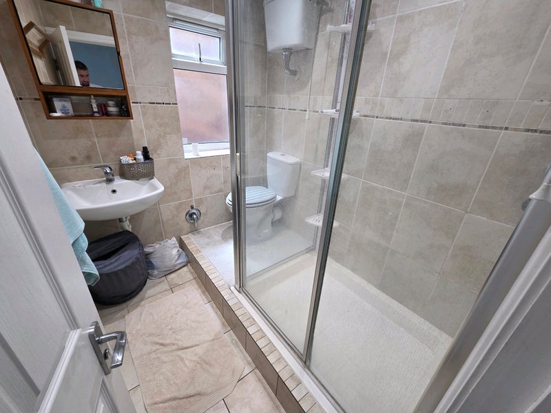Room Ember Road in Slough