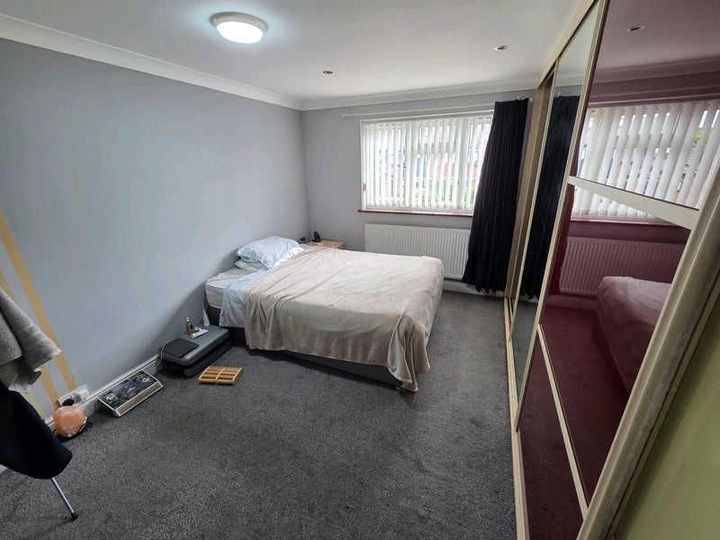 Room Ember Road in Slough