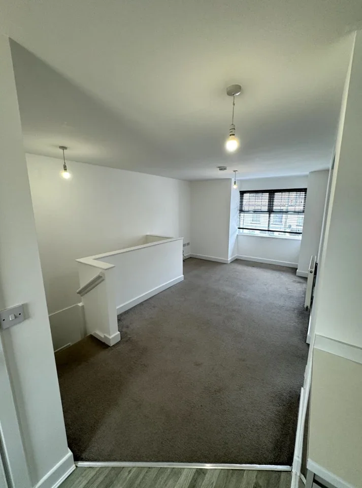 Flat Lower Road in Greater London