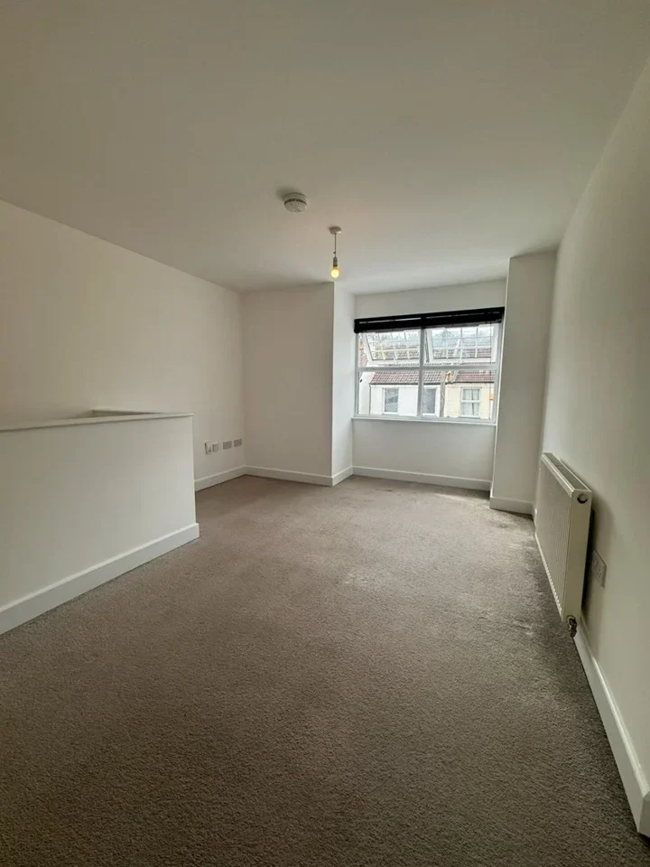 Flat Lower Road in Greater London