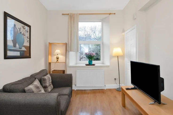 Flat Glen Street in City of Edinburgh