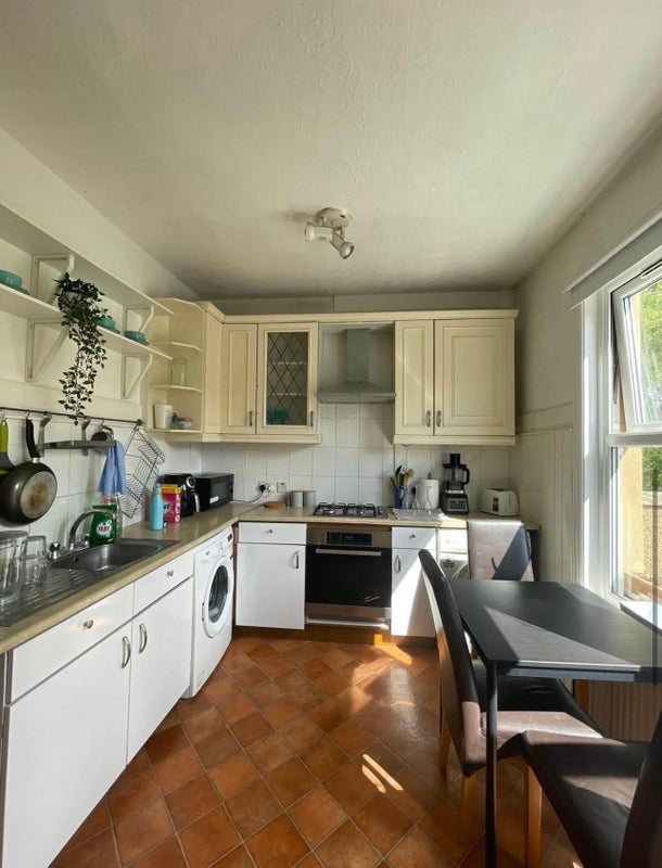 Room Arthur Road in Greater London