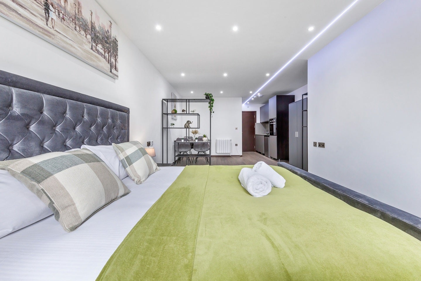 Flat Woodstock Road in Greater London