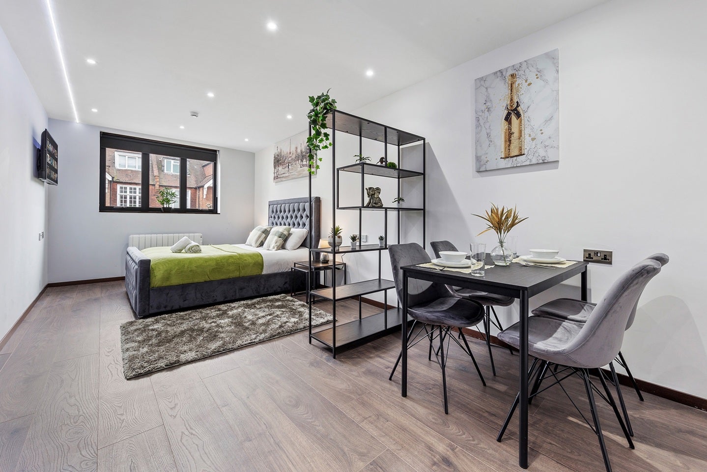 Flat Woodstock Road in Greater London