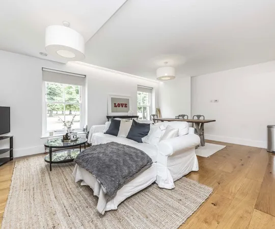 Flat Hampton Court Road in Greater London