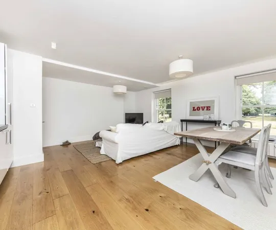 Flat Hampton Court Road in Greater London