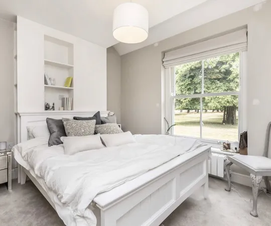 Flat Hampton Court Road in Greater London