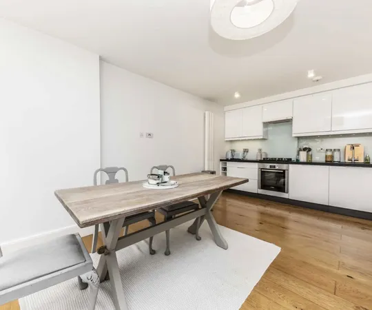 Flat Hampton Court Road in Greater London