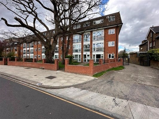 Flat Hazel Bank in Croxley Green