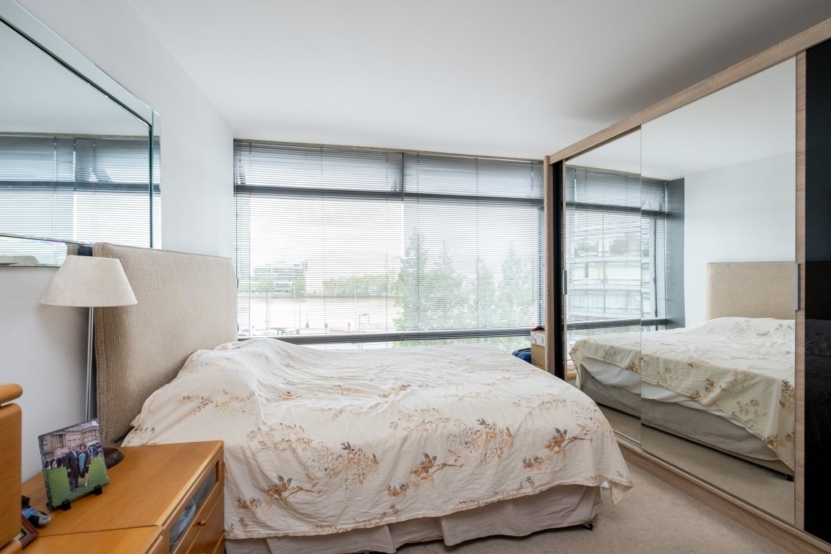 Flat Albert Embankment in Greater London