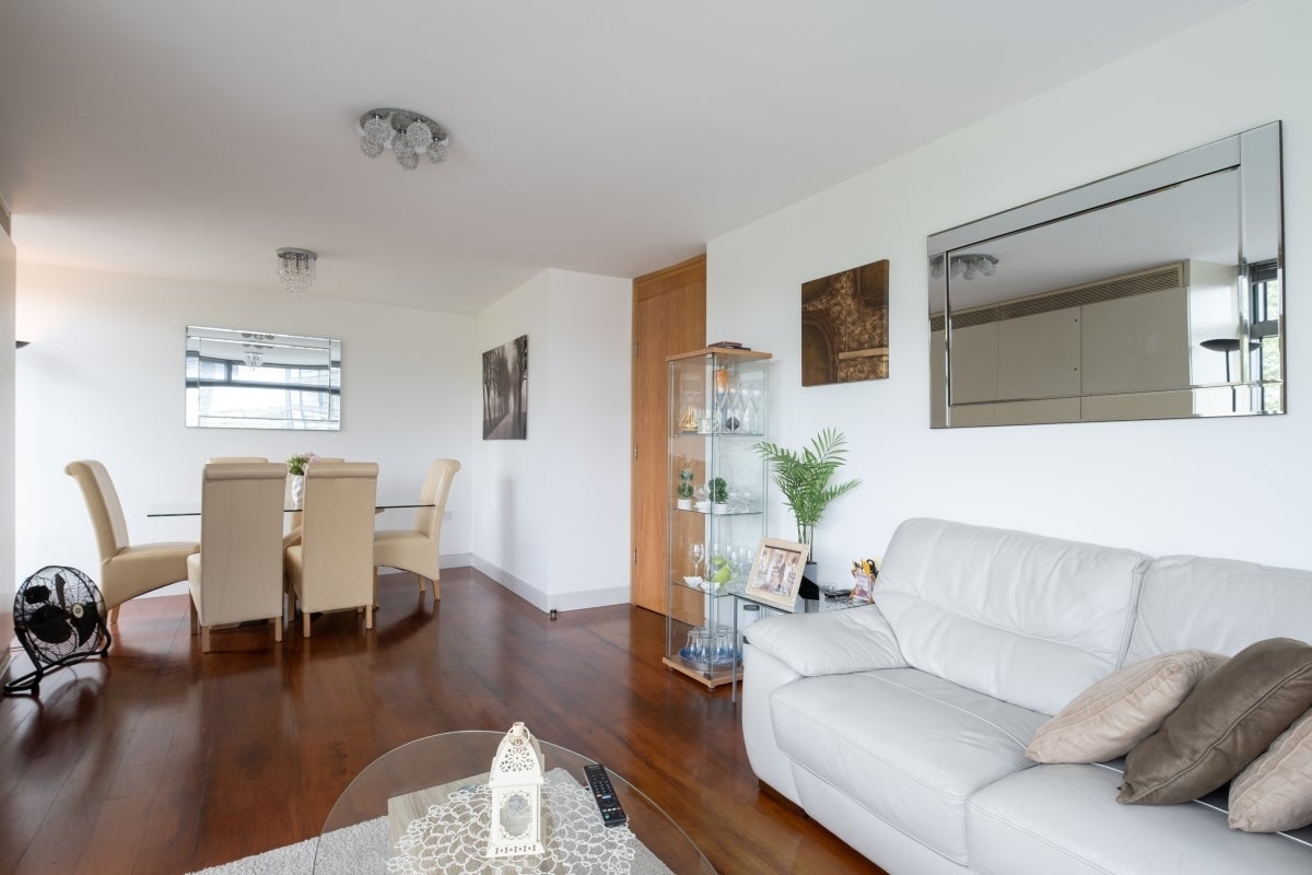 Flat Albert Embankment in Greater London