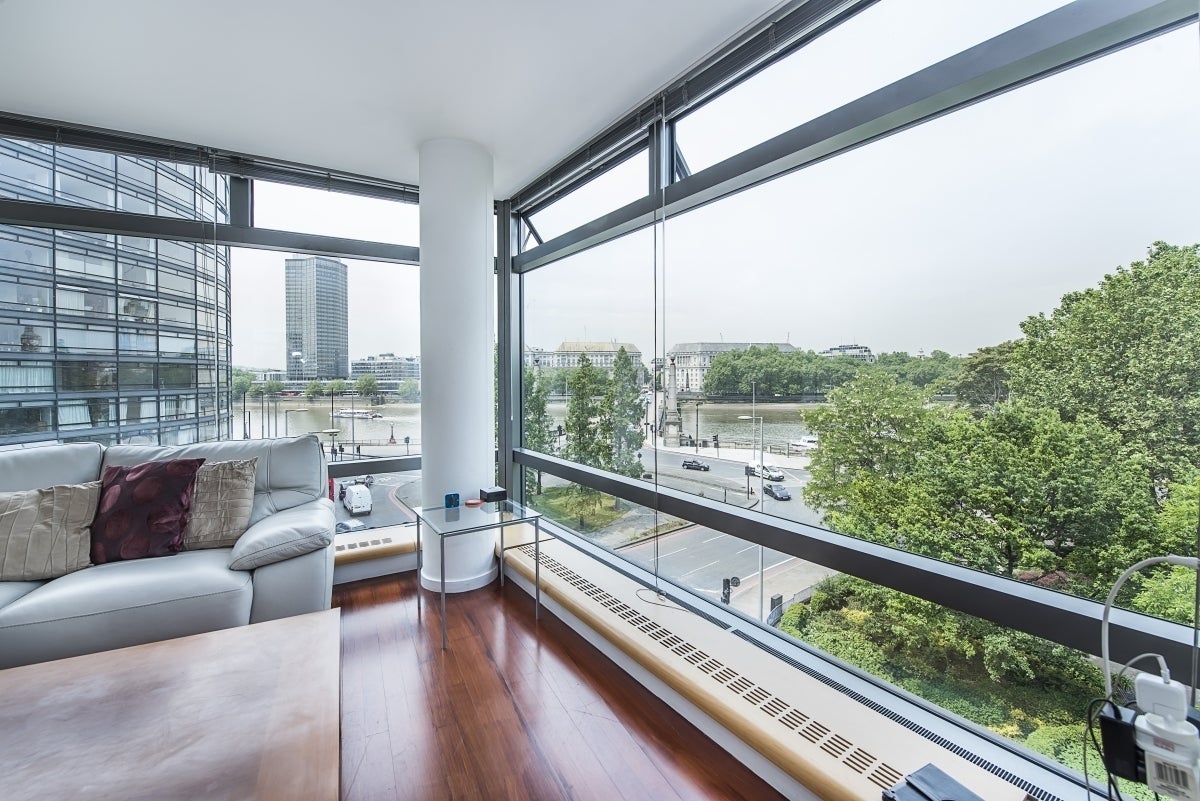 Flat Albert Embankment in Greater London