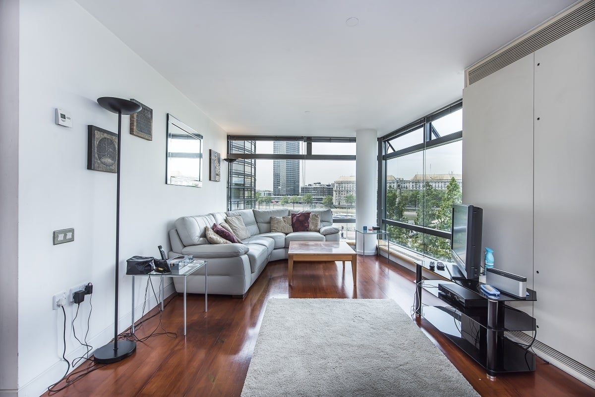 Flat Albert Embankment in Greater London