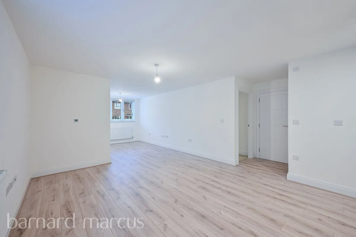 Flat Potters Grove in Greater London