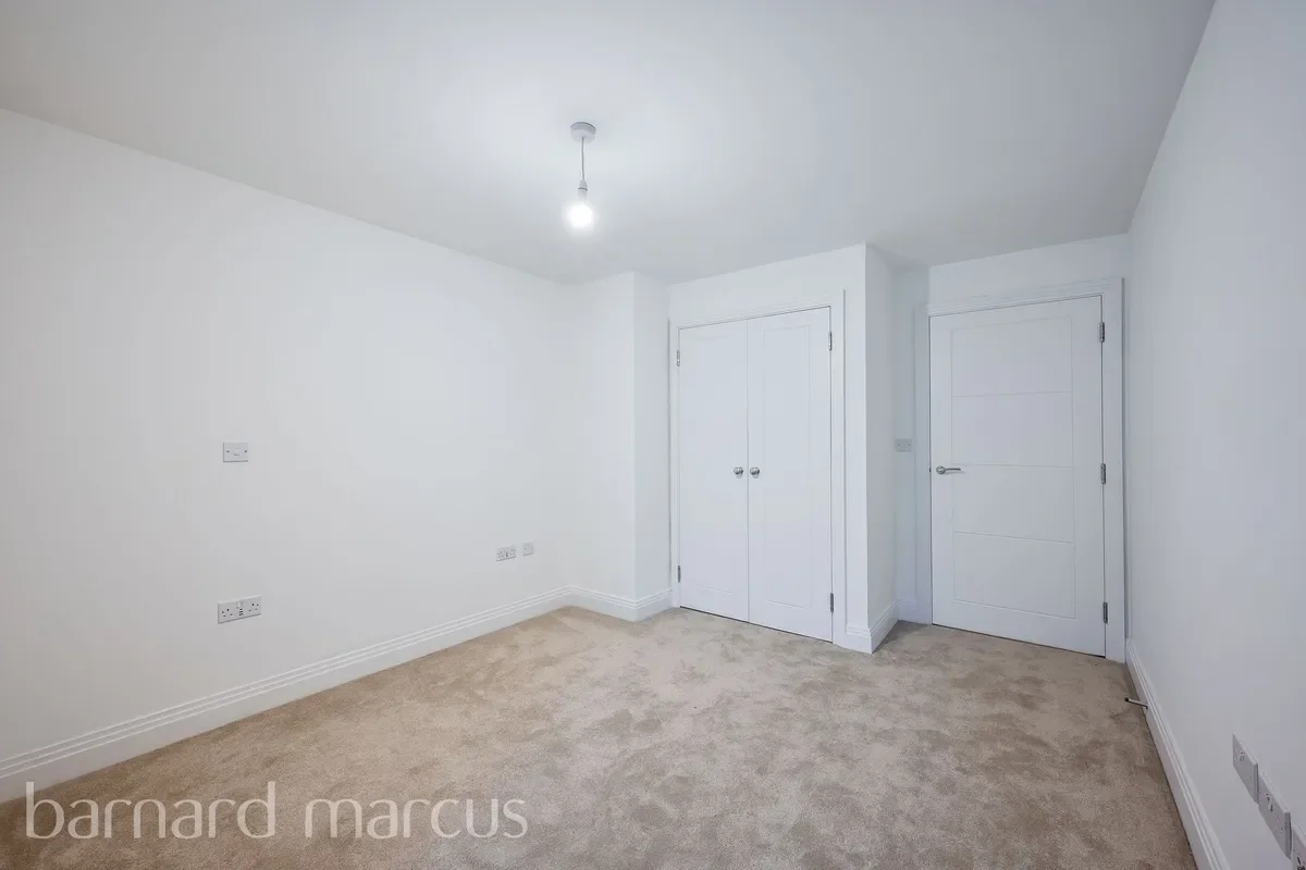 Flat Potters Grove in Greater London