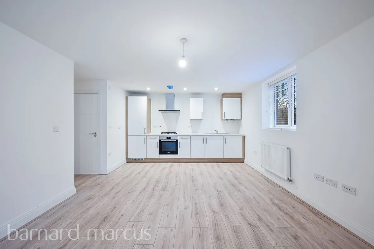 Flat Potters Grove in Greater London