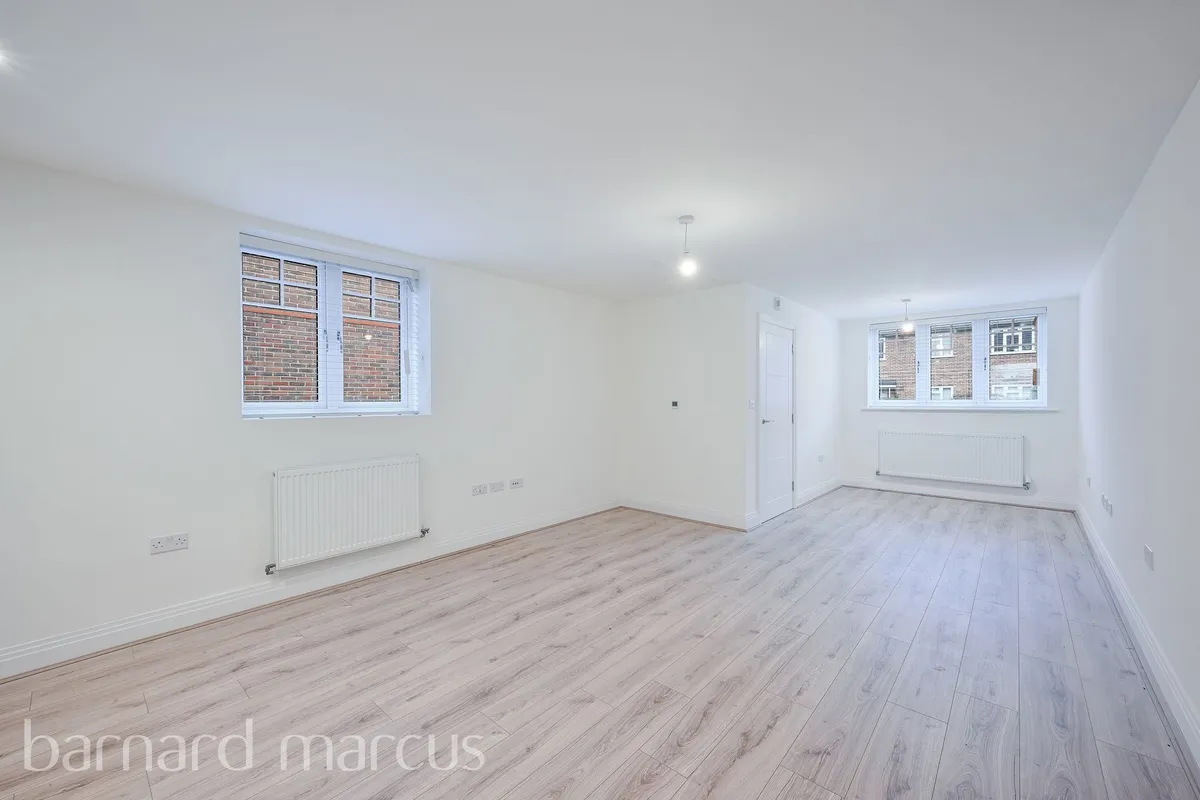 Flat Potters Grove in Greater London
