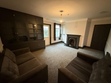 Flat Aketon Road in Wakefield