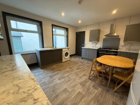 Flat Aketon Road in Wakefield
