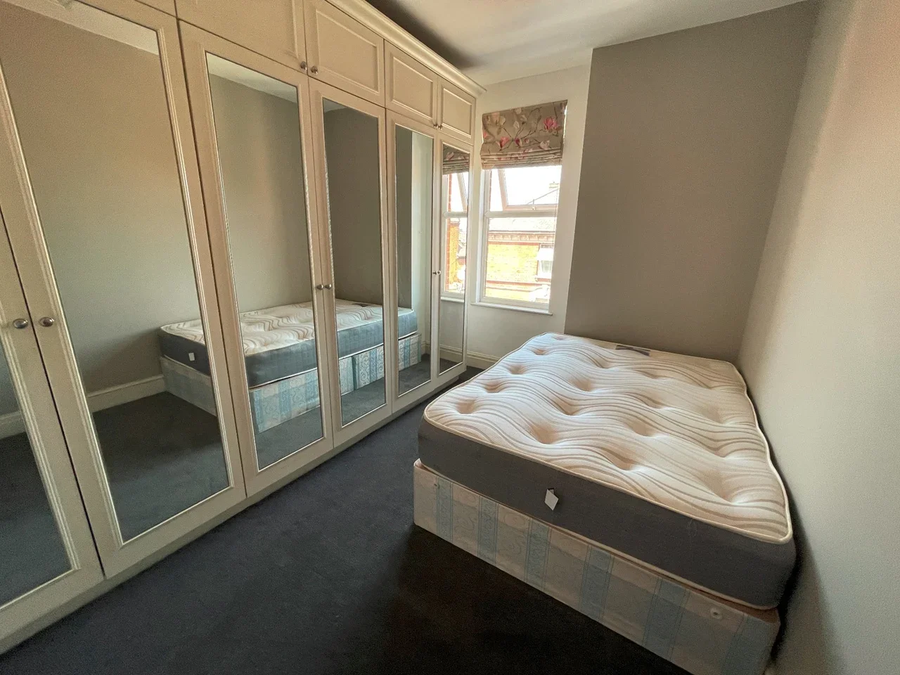 Room High Road in Greater London
