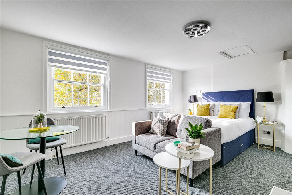 Flat Gloucester Crescent in Greater London