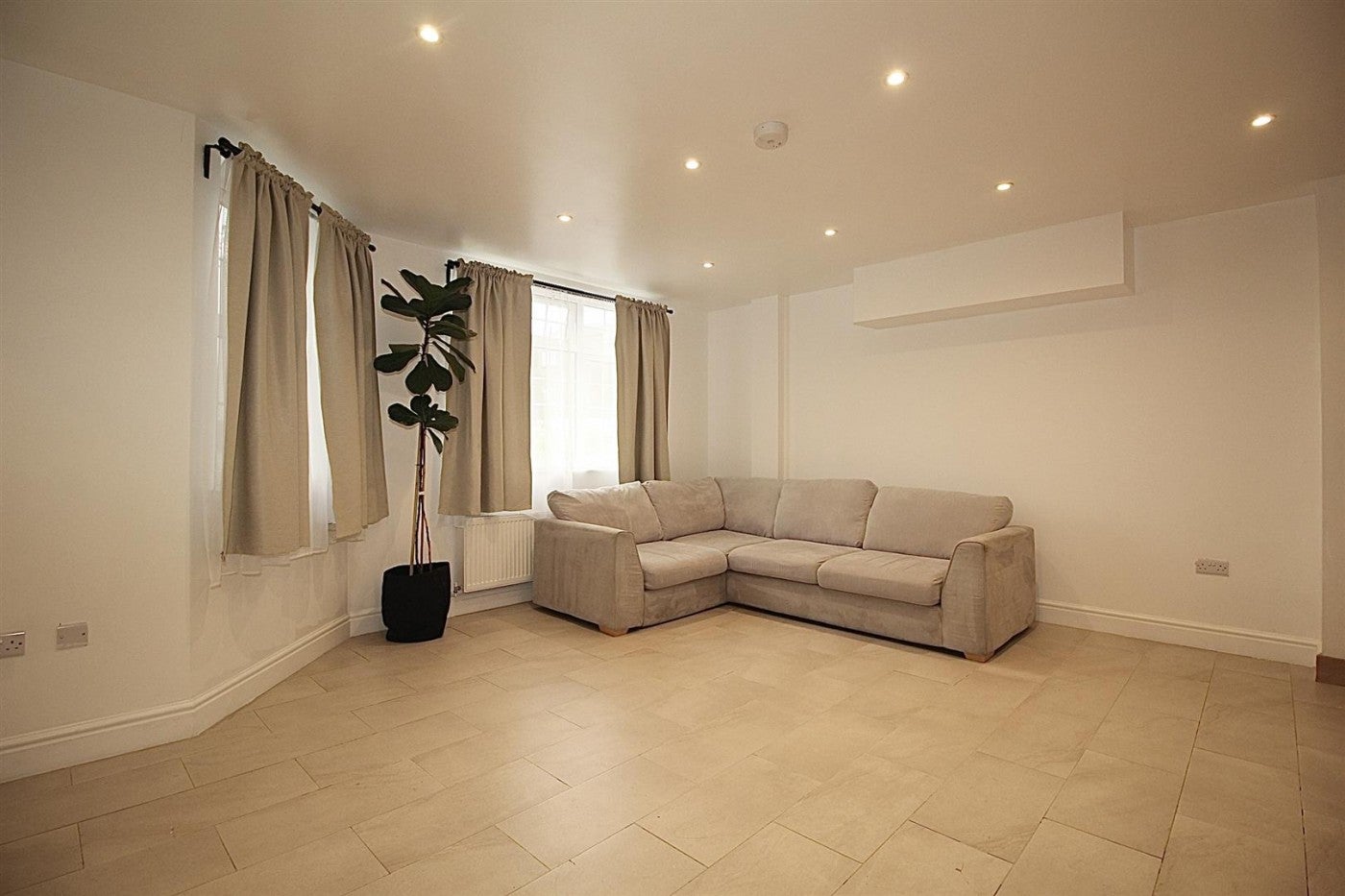 Flat Kimberley Gardens in Greater London