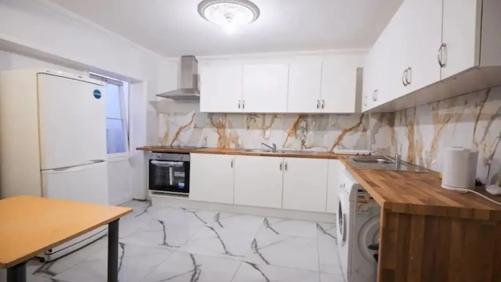 Flat Strattondale Street in Greater London