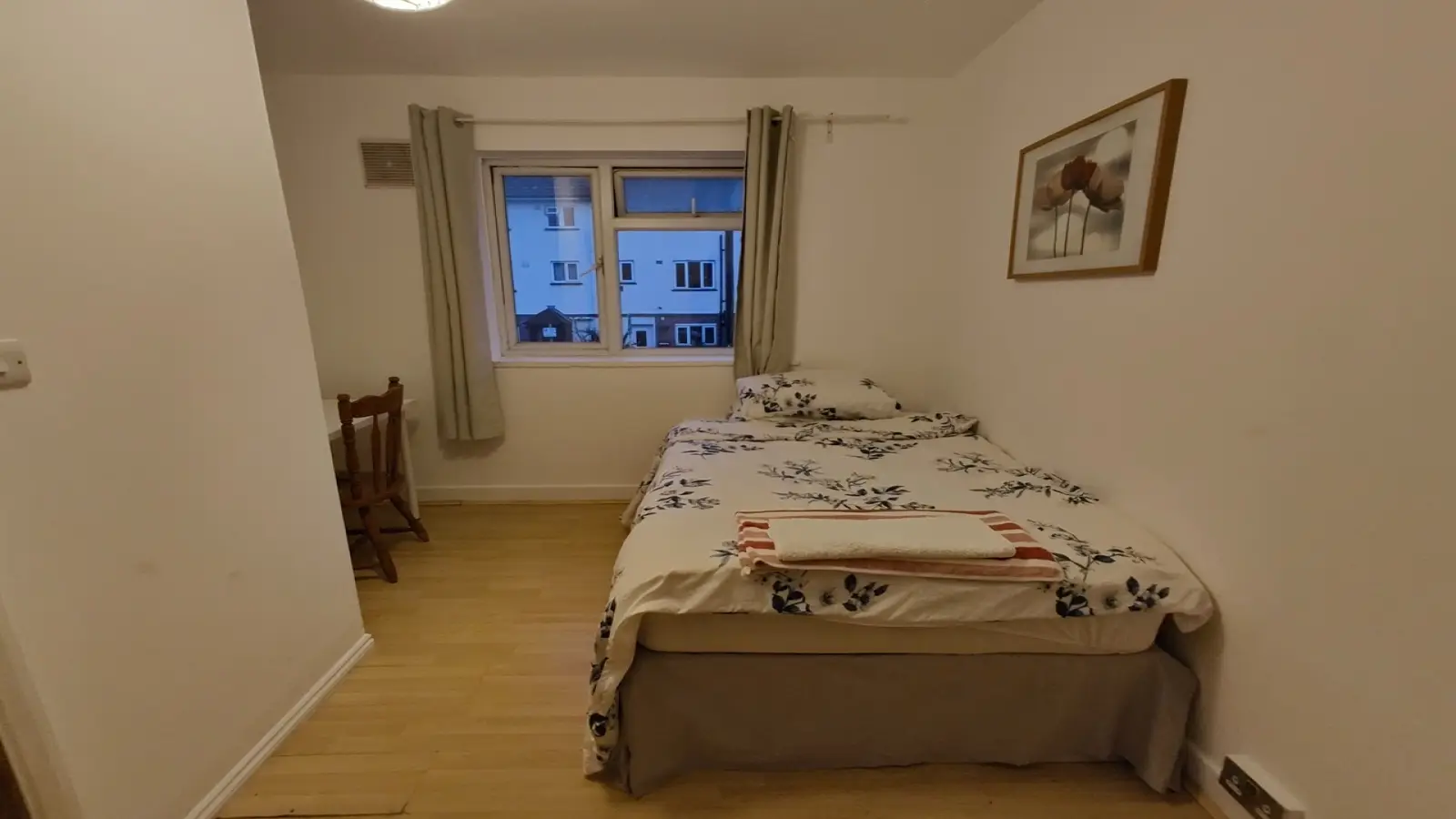 Flat Strattondale Street in Greater London