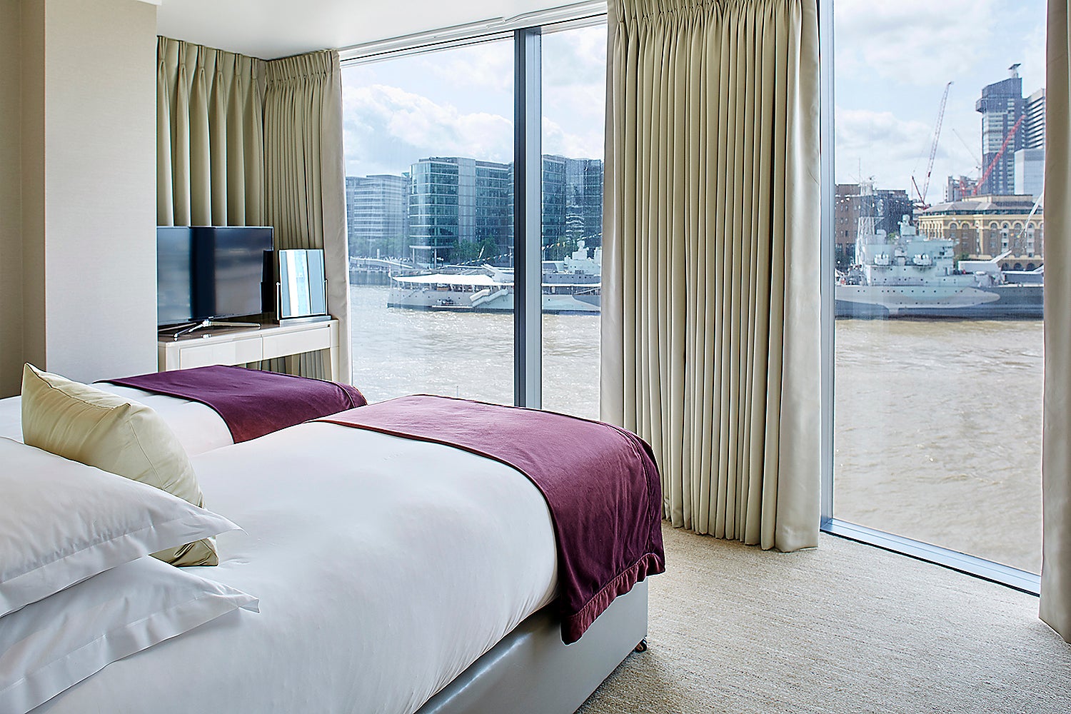 Flat Sugar Quay Walk in City of London