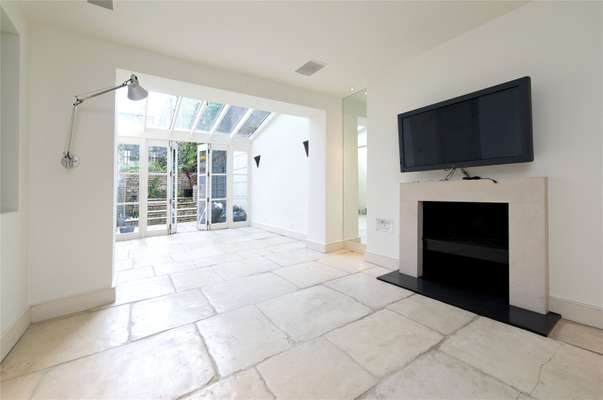 House Norland Square in Greater London