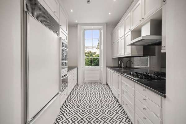 House Norland Square in Greater London