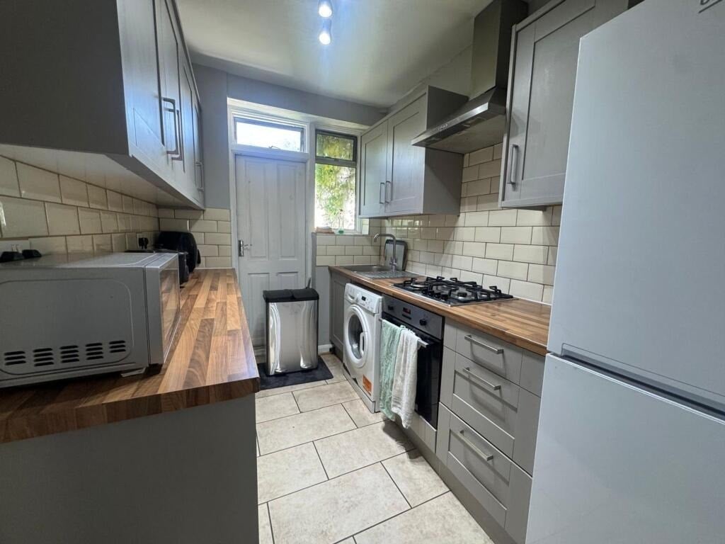 Room Carnforth Road in Greater London