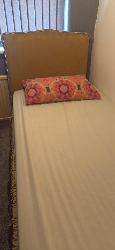 Room Broadway Close in Trafford