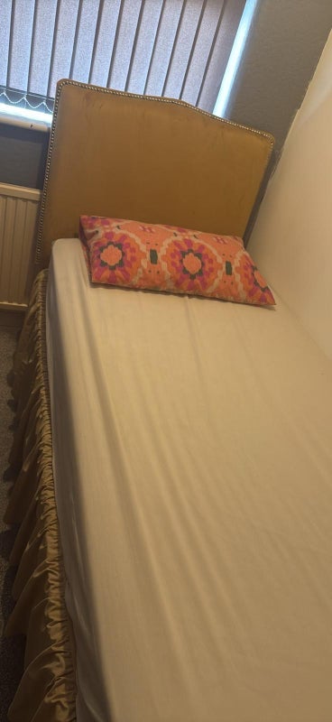 Room Broadway Close in Trafford